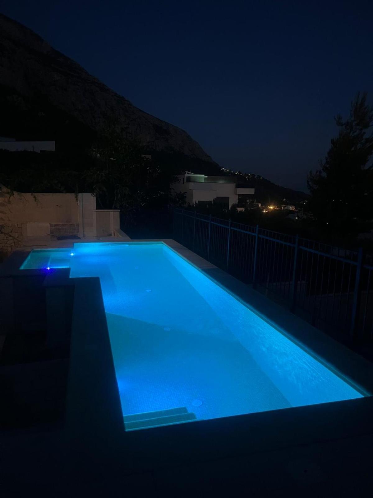 Gv - Holiday Home With Magnapool * Makarska